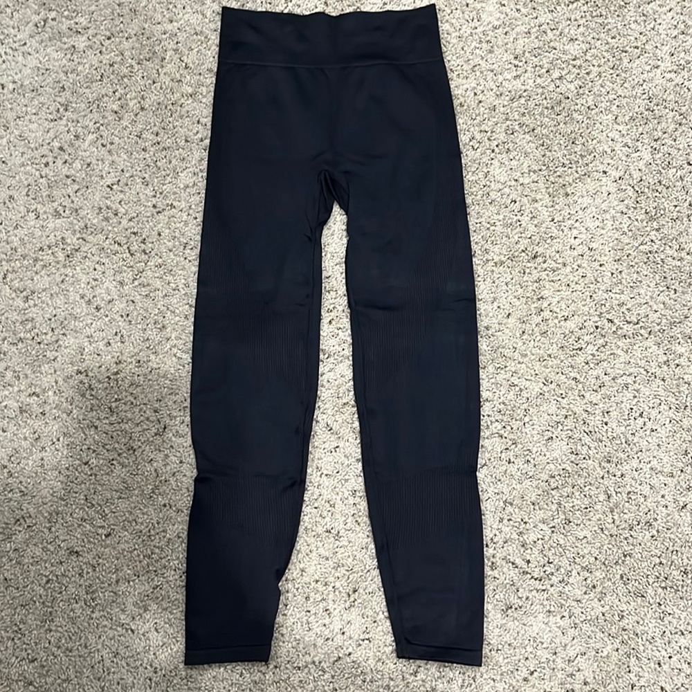 VS Pink Active leggings. Size: M/L